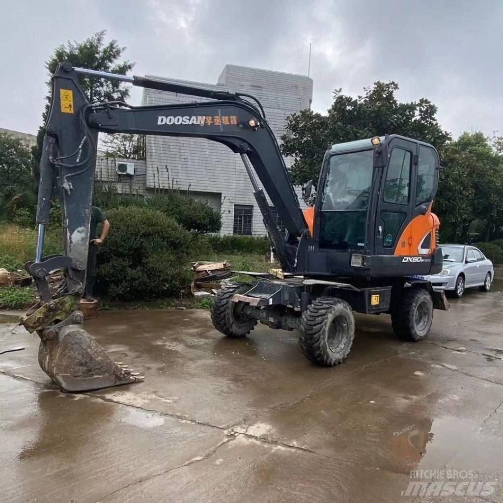 Doosan DX60W Escavatori gommati
