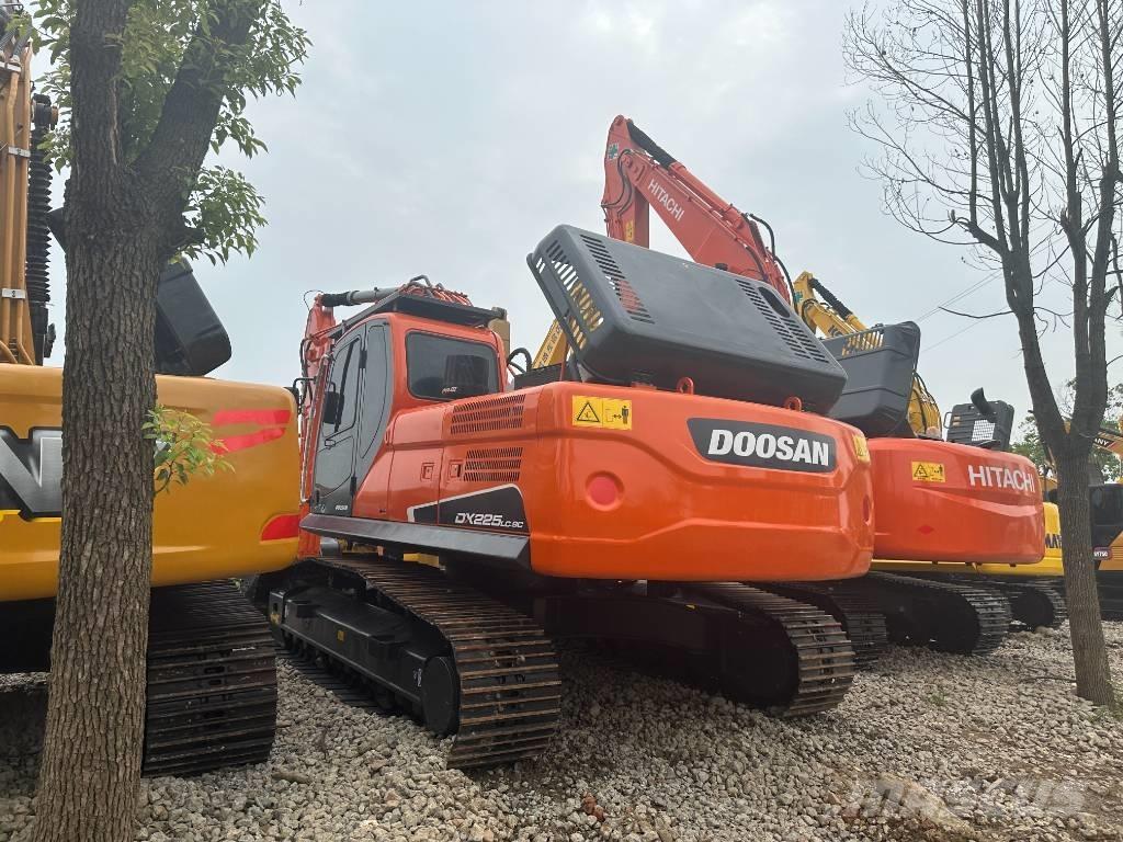 Doosan DX225 Escavatori cingolati