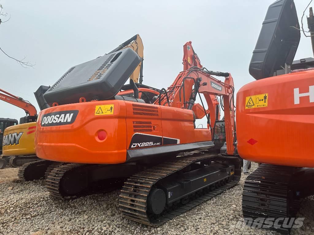 Doosan DX225 Escavatori cingolati