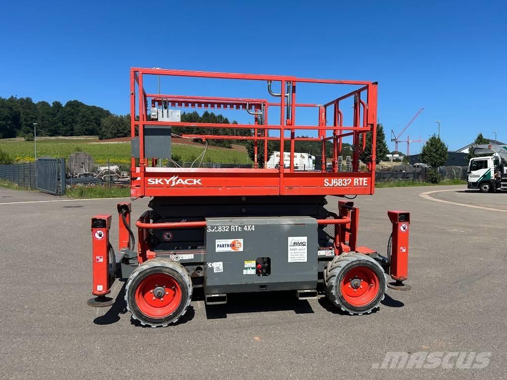 SkyJack SJ 6832 RTE Piattaforme a pantografo