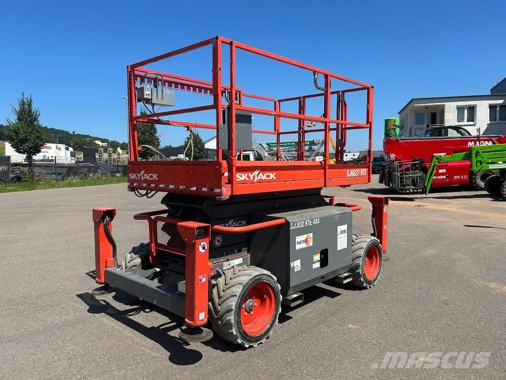SkyJack SJ 6832 RTE Piattaforme a pantografo