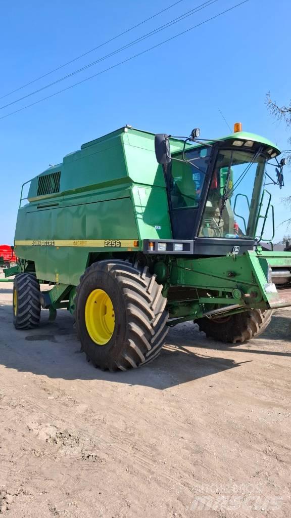 John Deere 2256 Mietitrebbiatrici