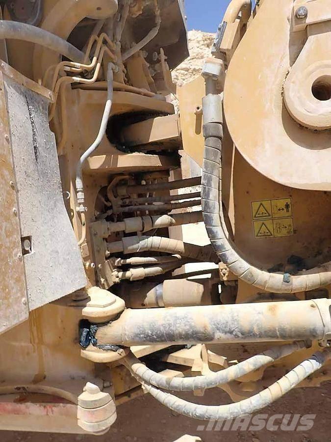 CAT 988K Pale gommate