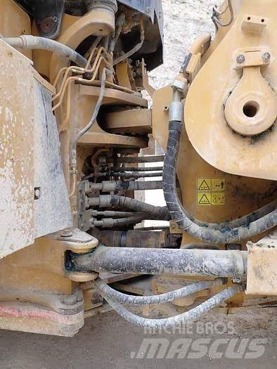 CAT 988K Pale gommate