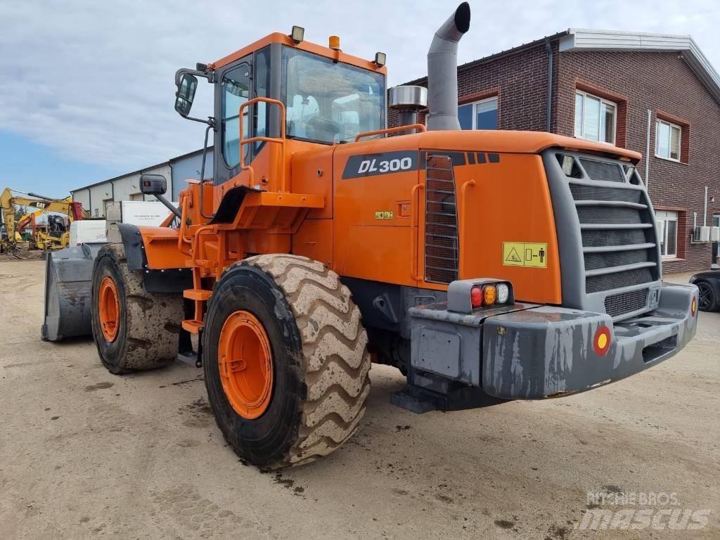 Doosan DL 300 Pale gommate