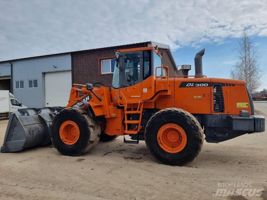 Doosan DL 300 Pale gommate