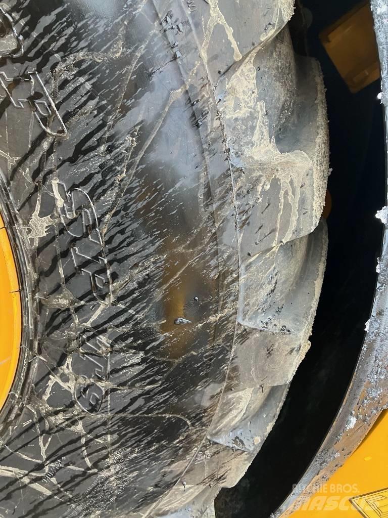 JCB 409 Pale gommate