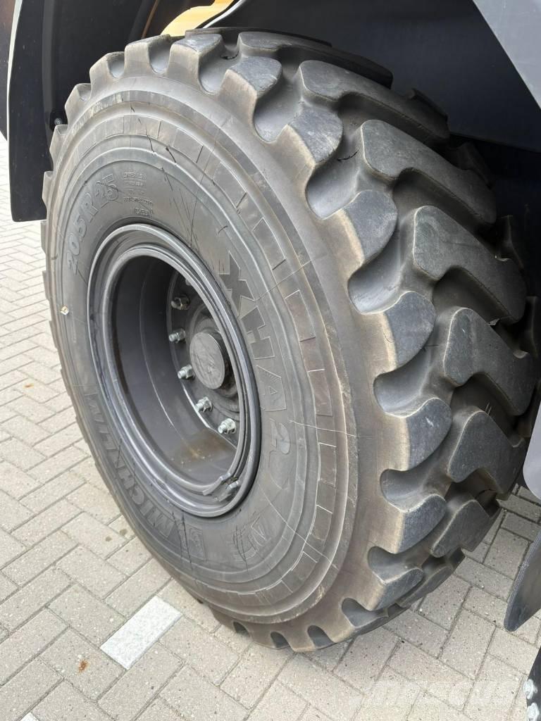 CASE 721G Pale gommate