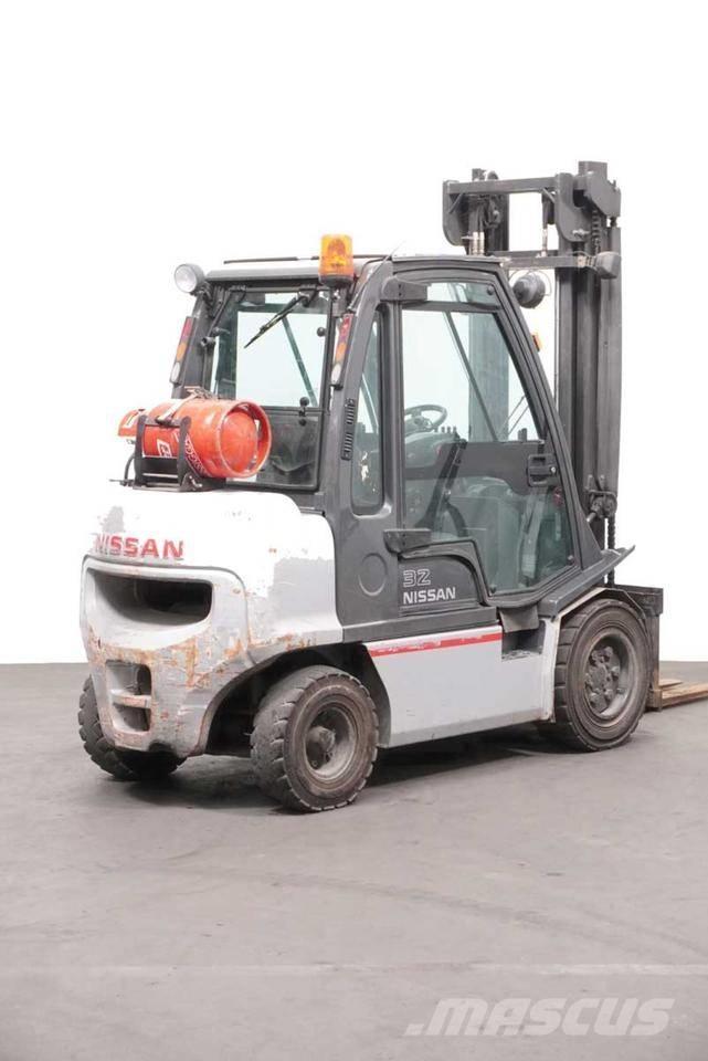 Nissan UGD02 A 32 PQ Carrelli elevatori GPL