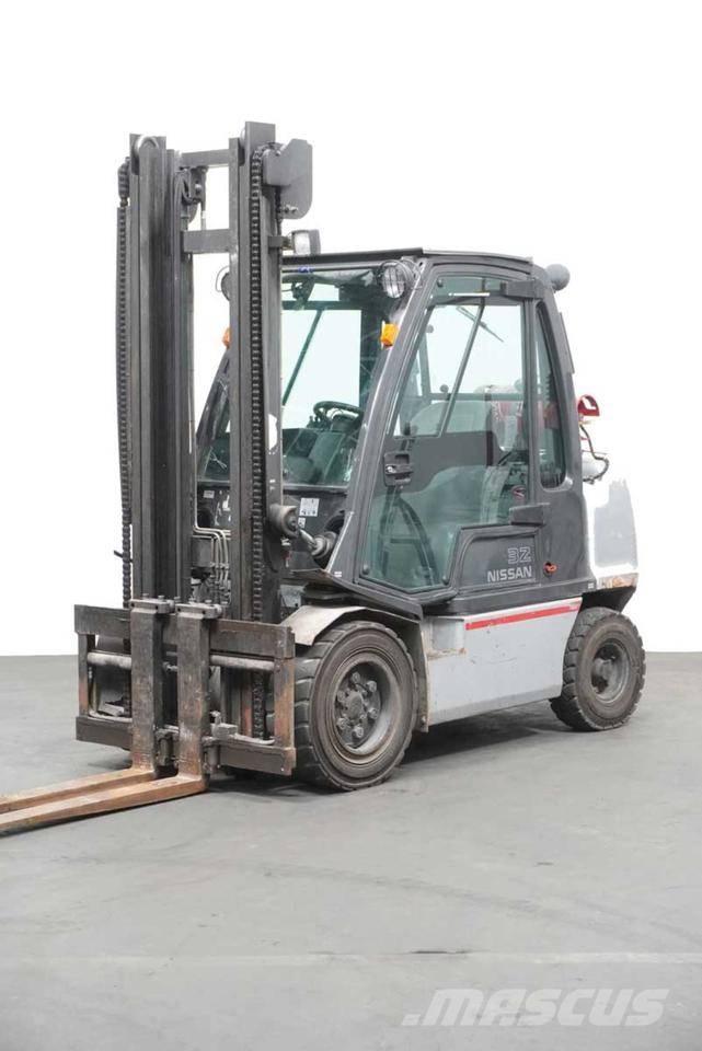 Nissan UGD02 A 32 PQ Carrelli elevatori GPL