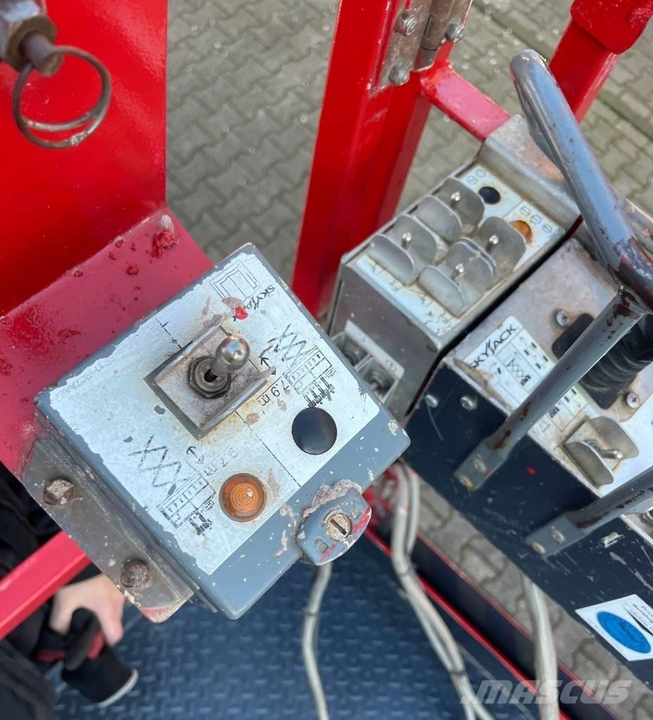 SkyJack SJ 6832 RT Piattaforme a pantografo