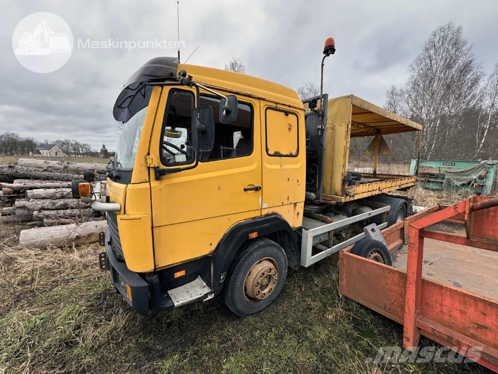 Mercedes-Benz 1117 L Camion con gancio di sollevamento