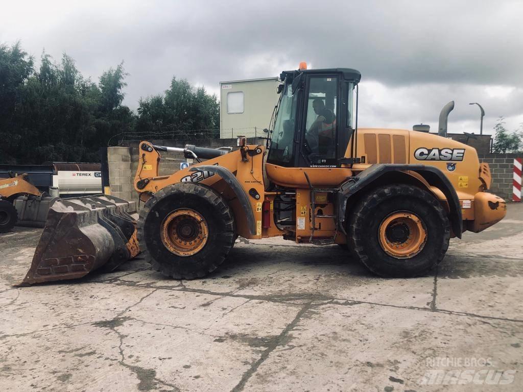 CASE 821 F Pale gommate