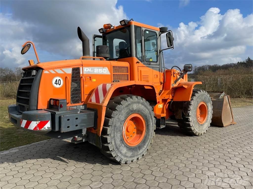 Doosan DL250 Pale gommate