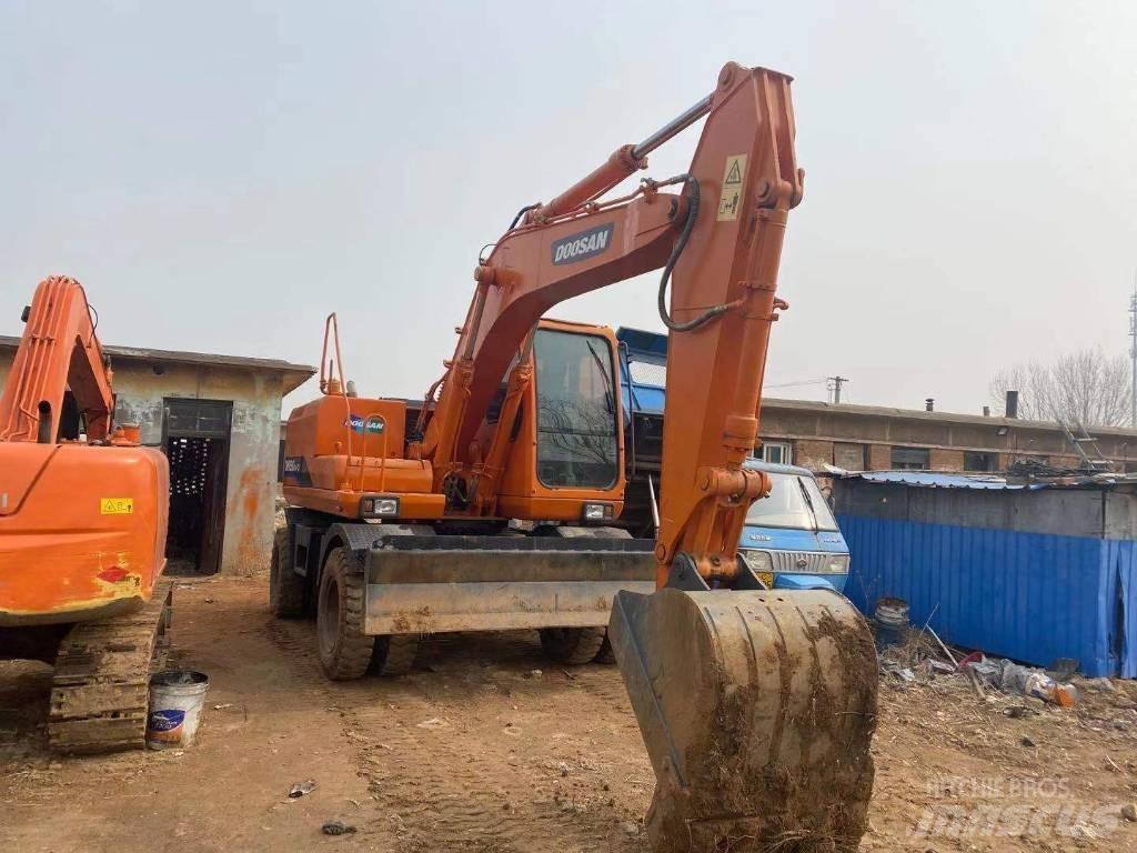 Doosan DH 150W Escavatori gommati