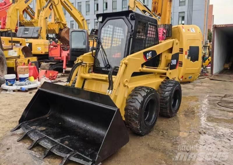 CAT 246 D Mini Pale Gommate