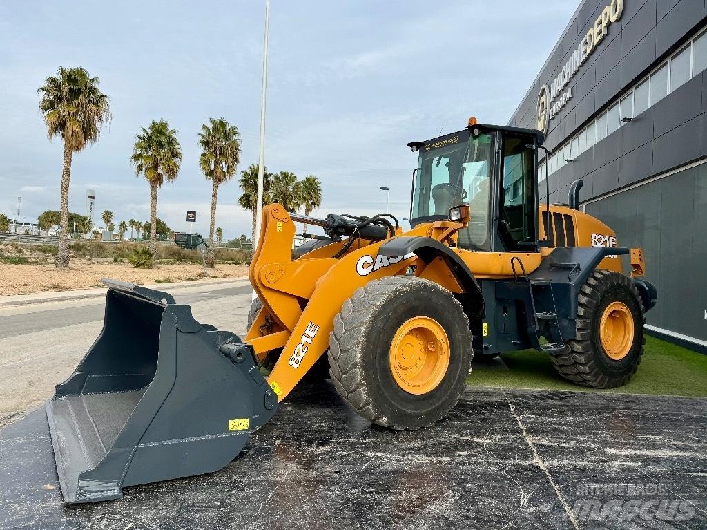 CASE 821 E Pale gommate