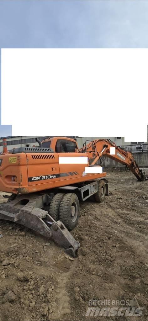 Doosan DX 210 W Escavatori gommati