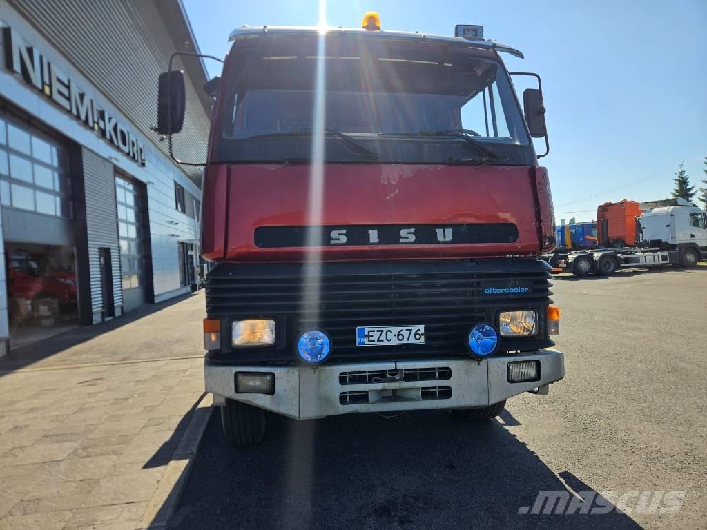 Sisu SM300 8X2 Camion per il trasporto di macchine forestali