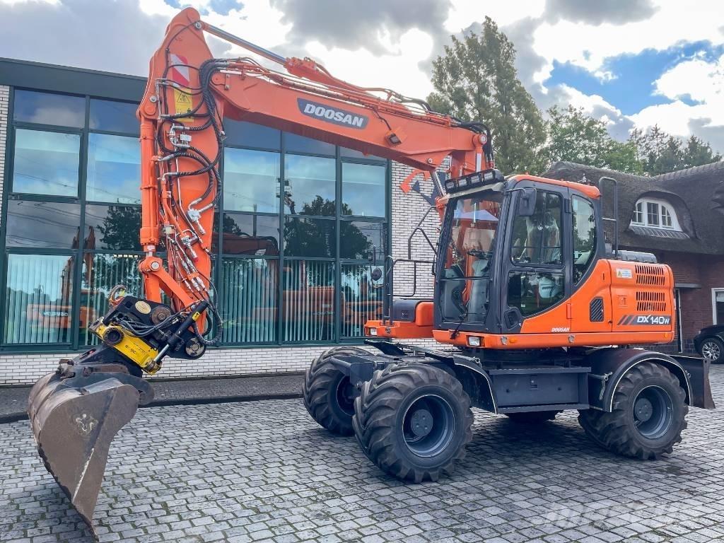 Doosan DX 140 W-3 Escavatori gommati