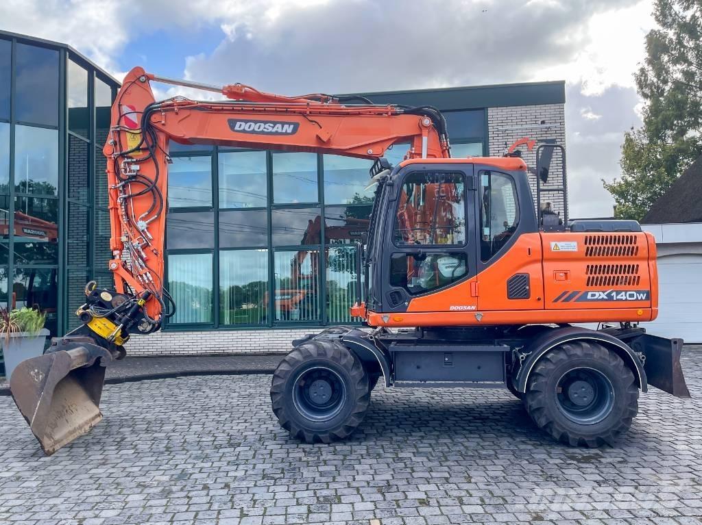 Doosan DX 140 W-3 Escavatori gommati