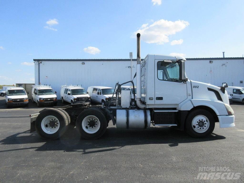 Volvo VNL64 Camion con sponde ribaltabili