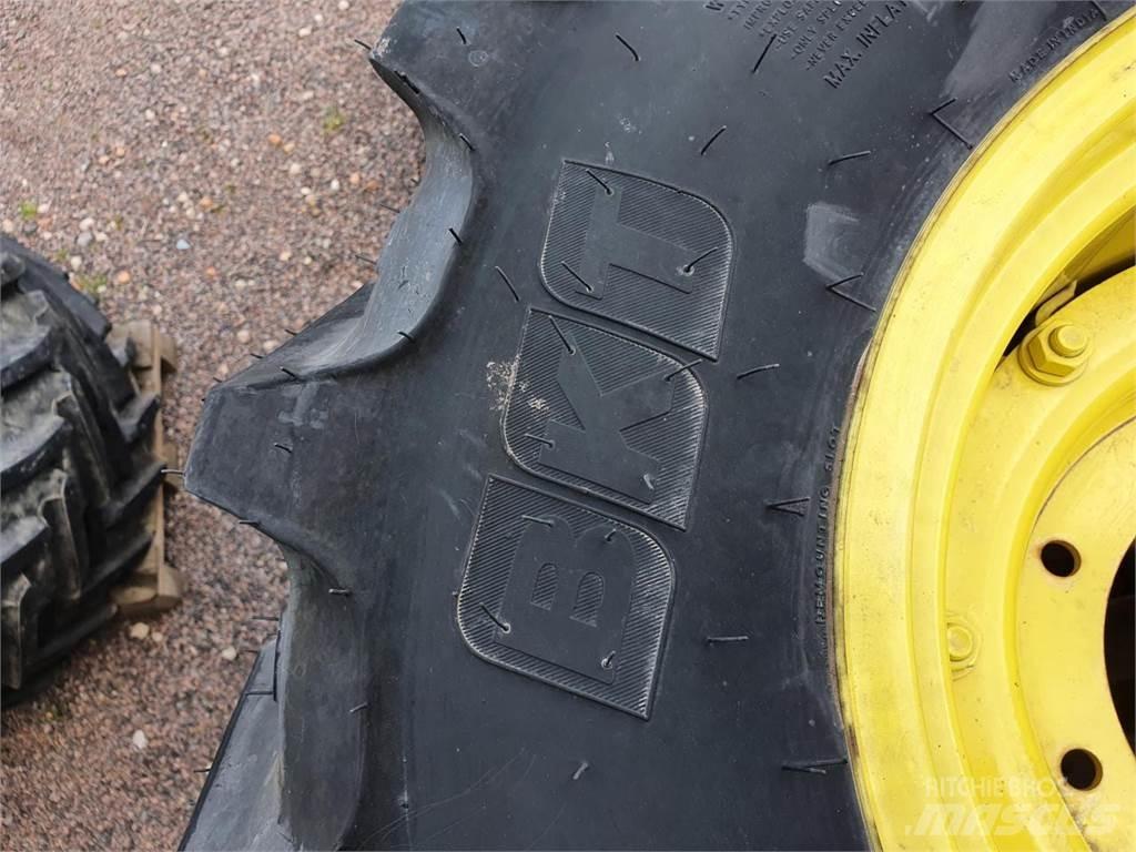 BKT 320/85R20 x2 Pneumatici, ruote e cerchioni