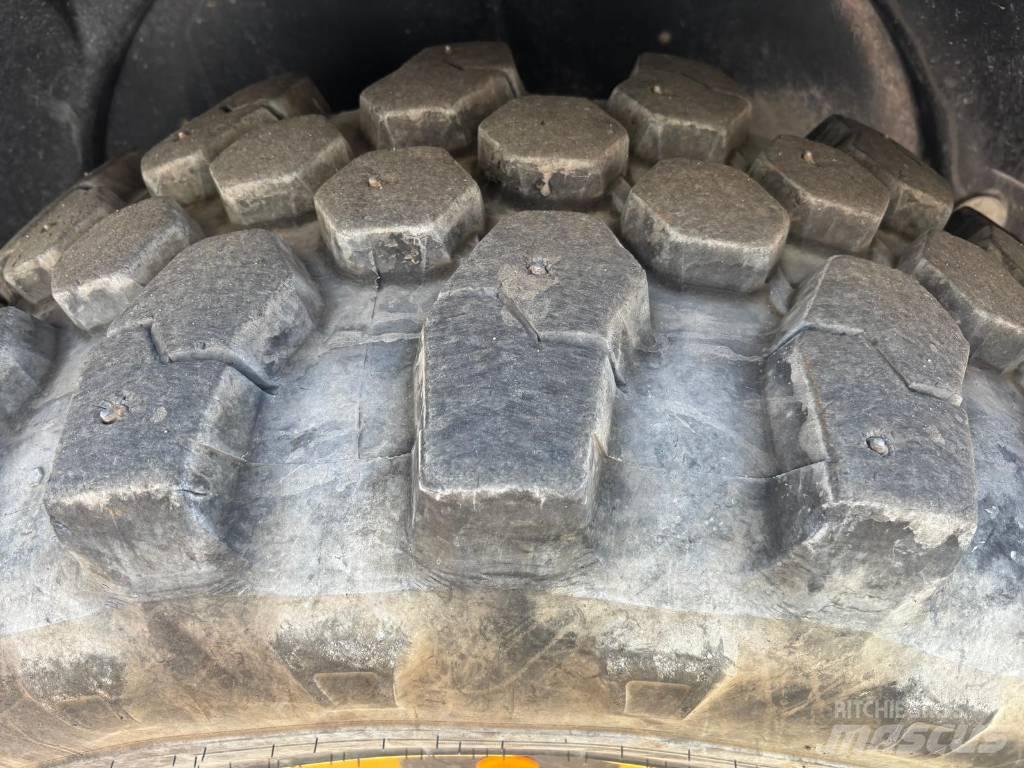 Komatsu WA 100 M-8E0 Pale gommate