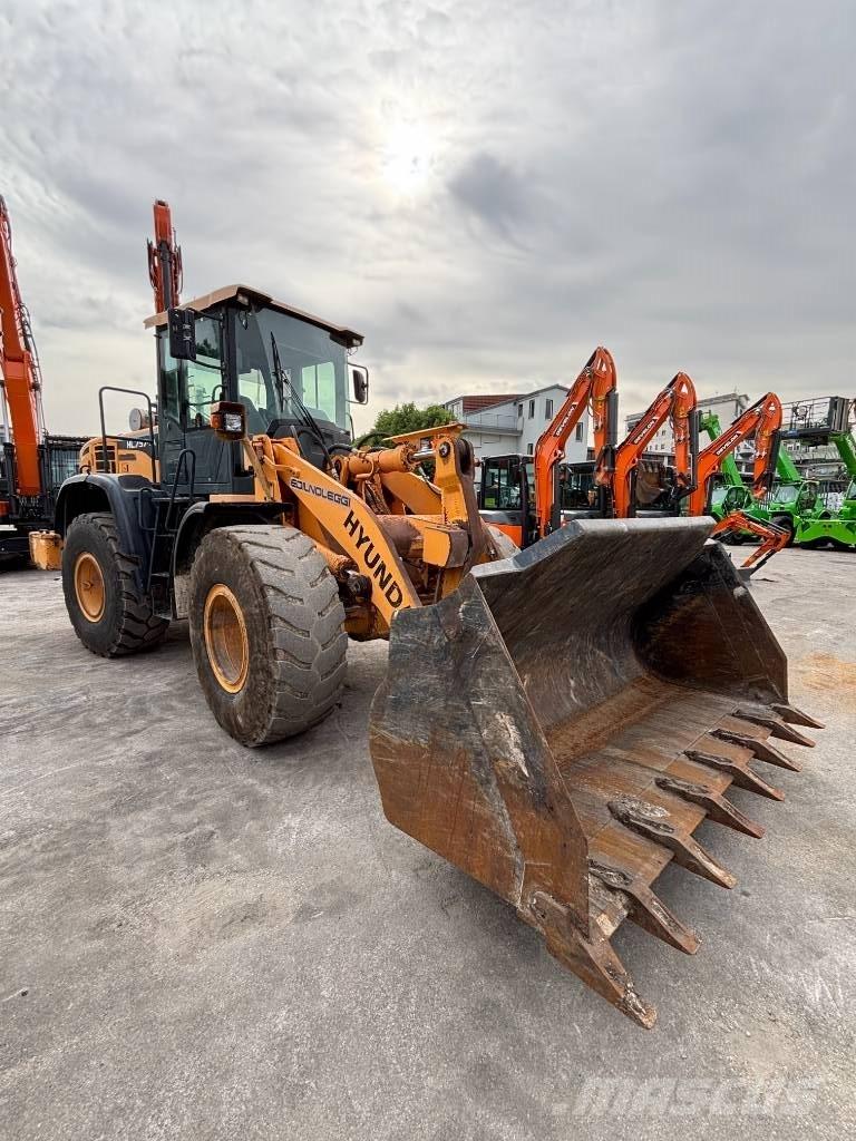 Hyundai HL 757-9 A Pale gommate