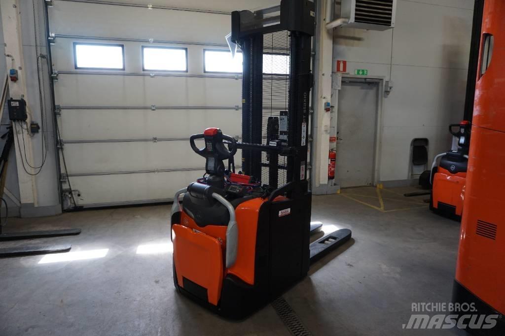 Toyota SPE140L Transpallet uomo a terra
