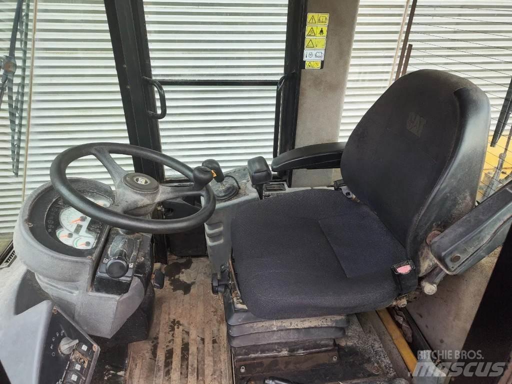 CAT 930G Pale gommate