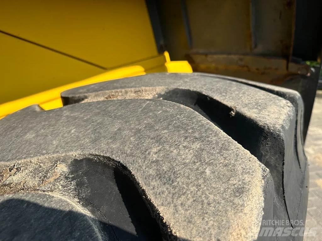 Komatsu WA270-3 Pale gommate