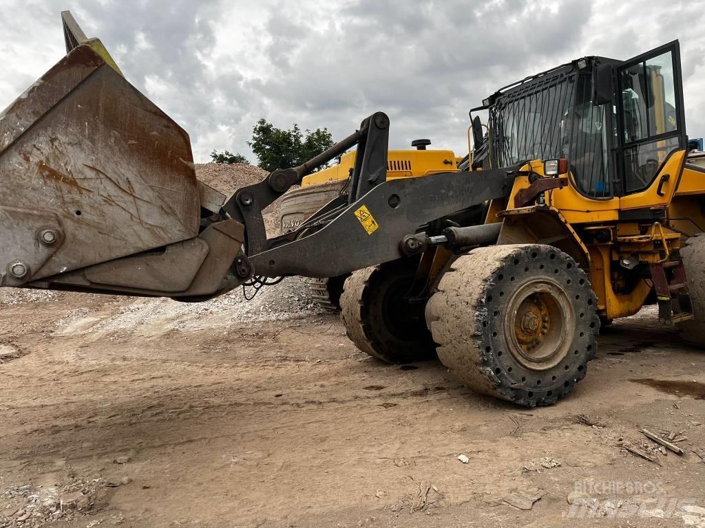 Volvo L 120 F Pale gommate