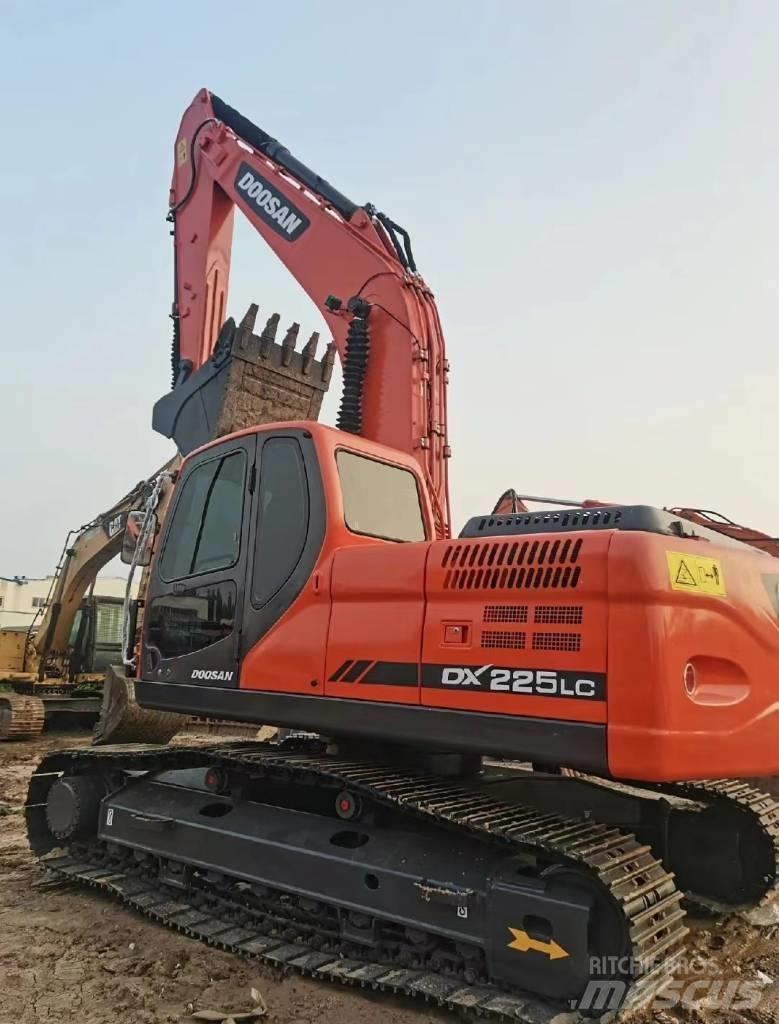 Doosan DX225 Escavatori cingolati