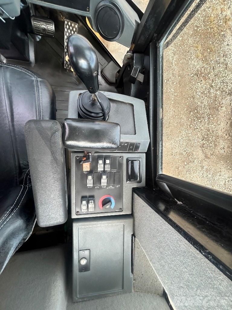 CAT 924 G Pale gommate