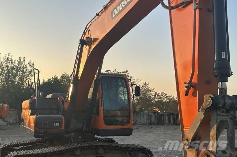 Doosan DX220 Escavatori cingolati