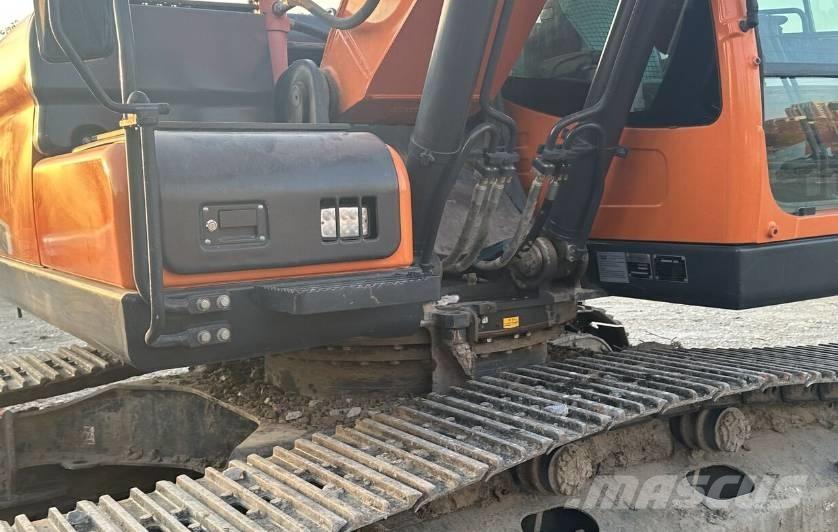 Doosan DX220 Escavatori cingolati