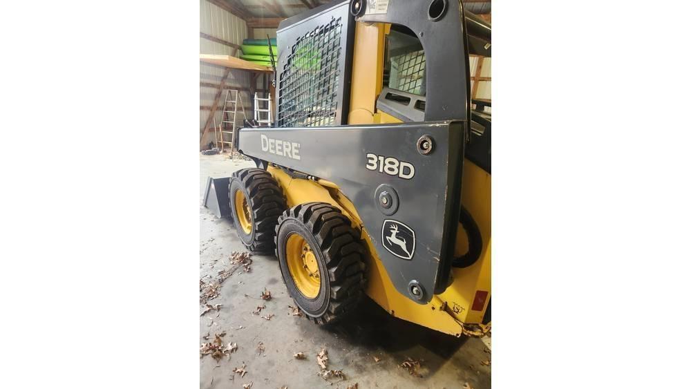 John Deere 318 D Mini Pale Gommate
