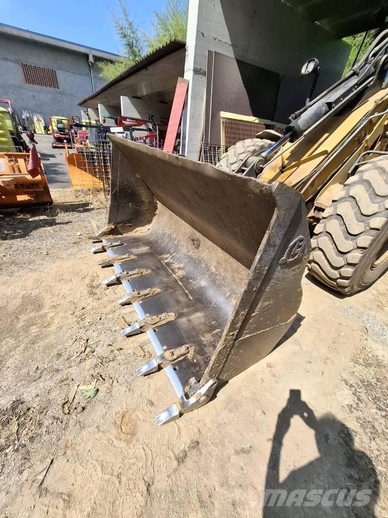 CAT 930 G Pale gommate