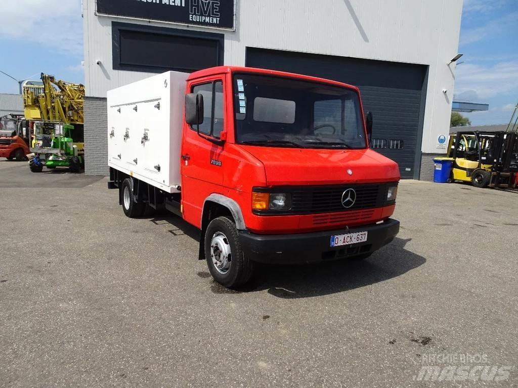 Mercedes-Benz 709D Camion a temperatura controllata