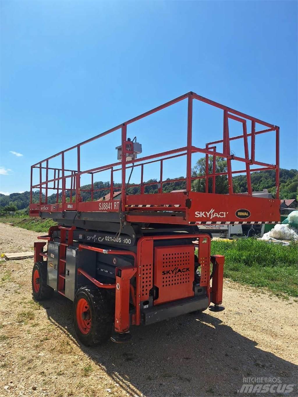 SkyJack 8841RT Piattaforme a pantografo