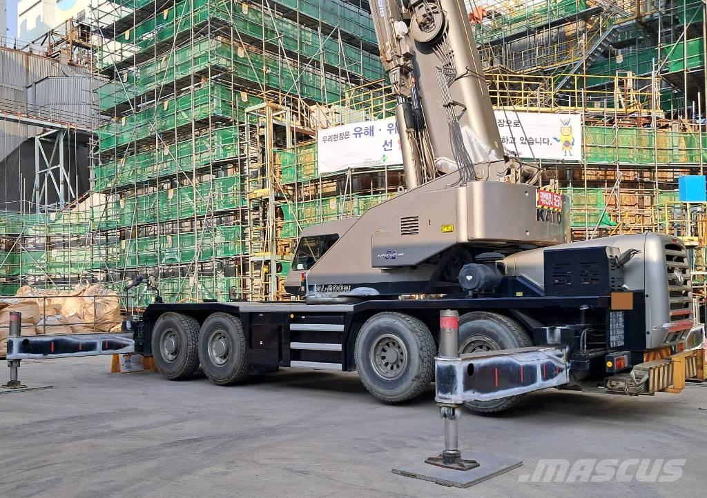 Kato KR-75H Gru per terreni difficili