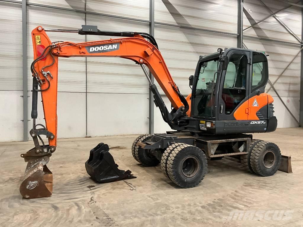 Doosan DX 57 W-5 Escavatori gommati