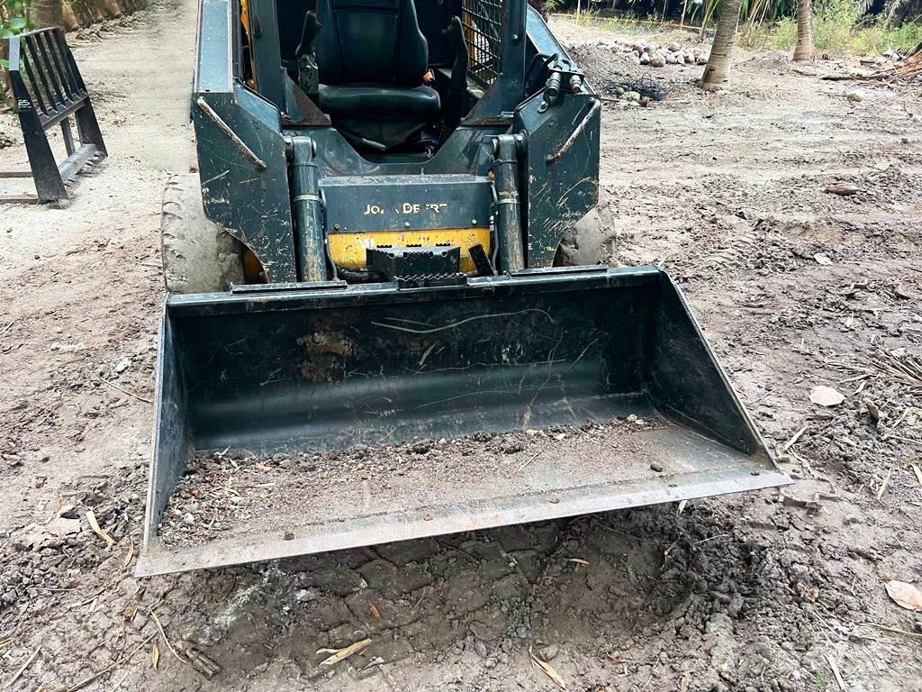 John Deere 312 Mini Pale Gommate