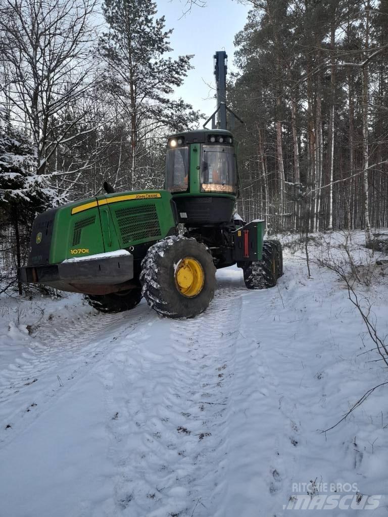 John Deere 1070 E Abbattitrici, Disboscatrici