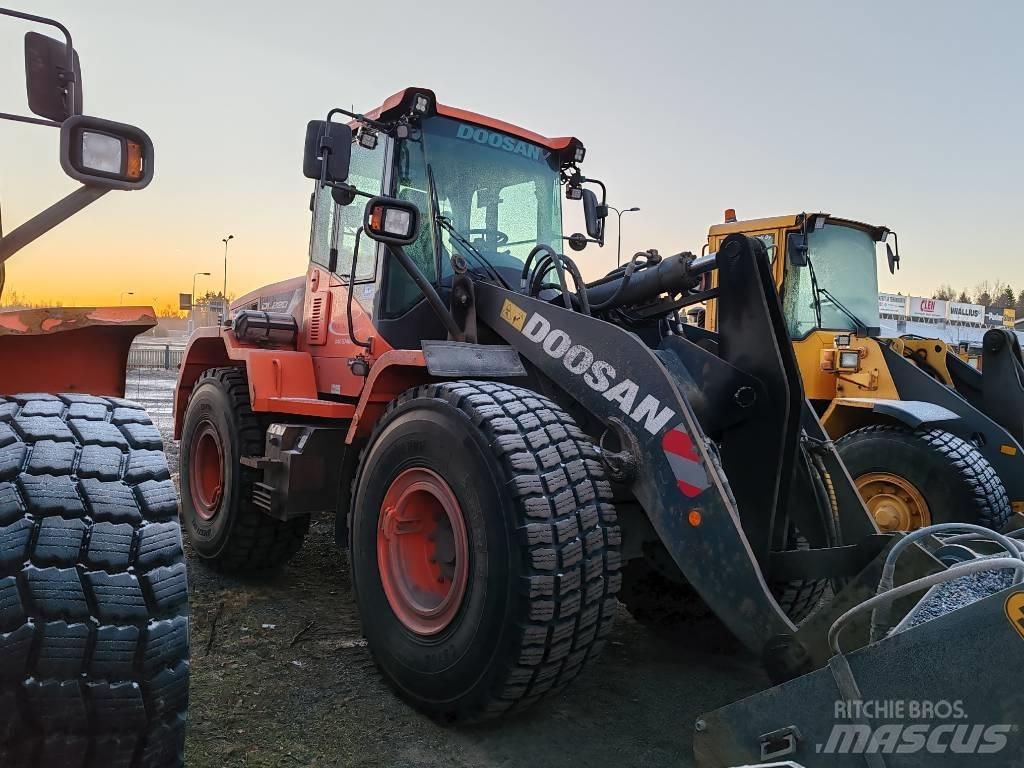 Doosan DL 220 Pale gommate