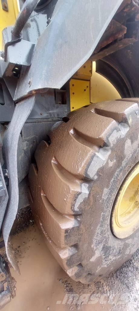Komatsu WA470-8 Pale gommate