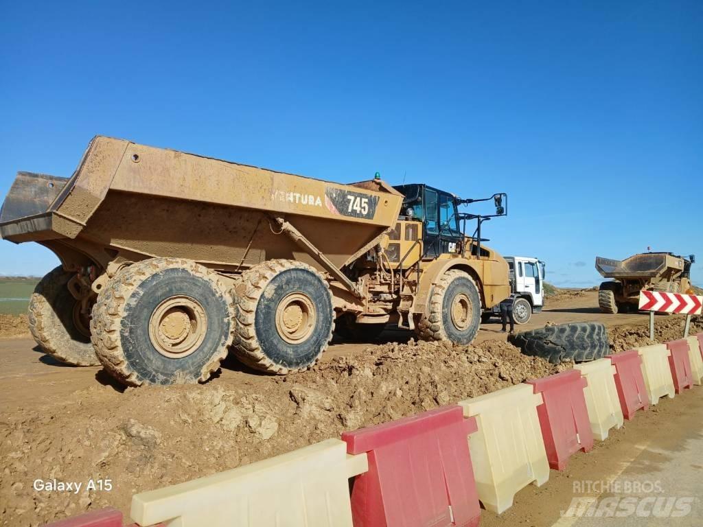 CAT 745 Dumpers articolati