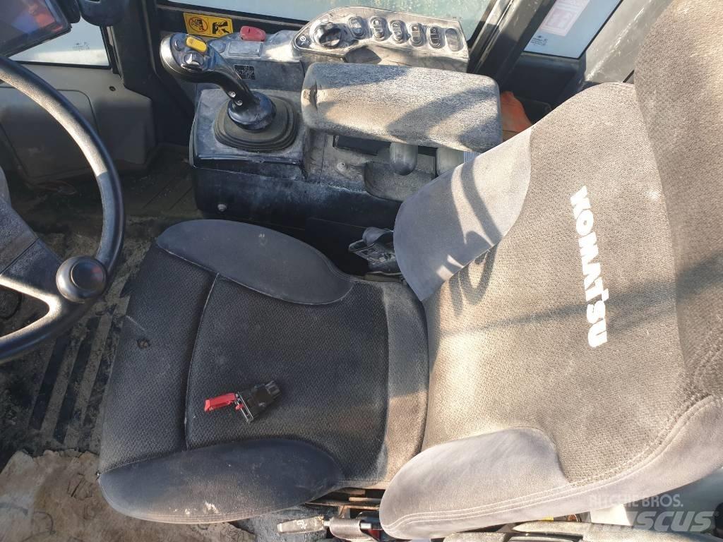 Komatsu WA320-8 Pale gommate