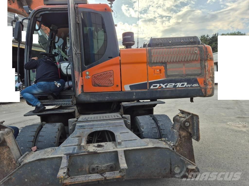 Doosan DX 210 W Escavatori gommati